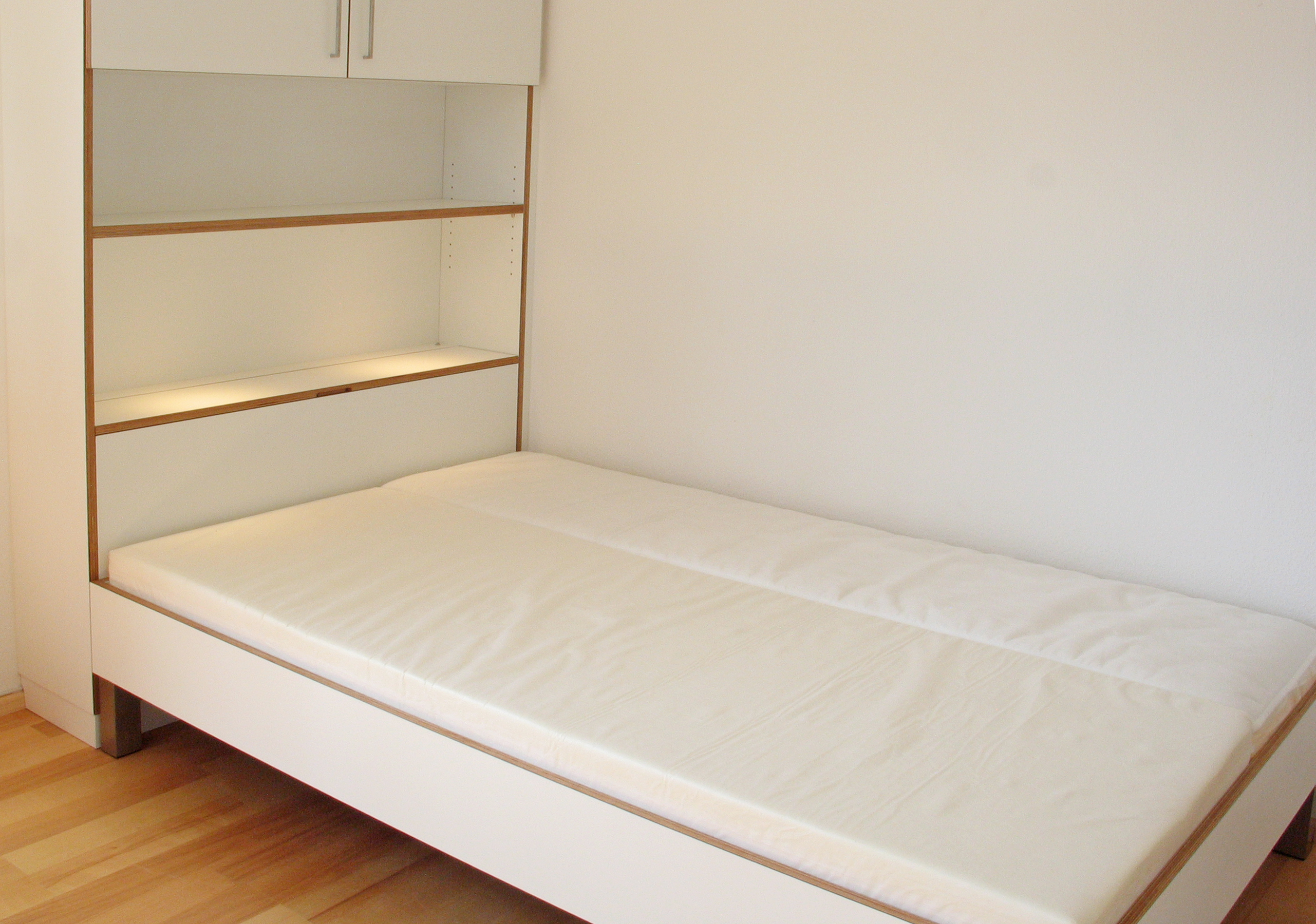 Jugendzimmer Bett mitettkasten in Multiplex weiß